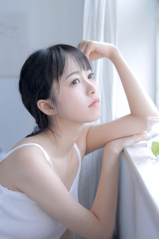 女学生被老教授车内侵犯